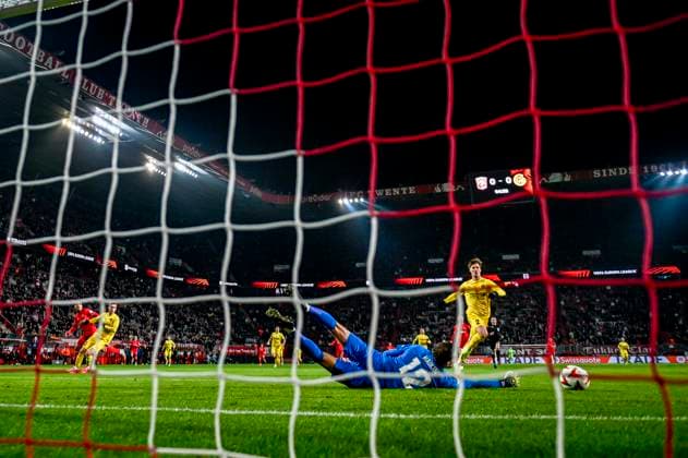 (L) FC Twente forward Sayf Ltaief score the 1-0, Bodo Glimt goalkeeper Nikita Haikin, during the match Twente - Bodo Glimt at the Grolsch Veste, FC Twente Stadion for the UEFA Europa League - Knockout phase play-offs - 1st leg season 2024-2025 in ENSCHEDE, Netherlands on 13 februari 2025, (photo by Stefan Koops EYE4images DeFodi Images) Defodi-746_215882
