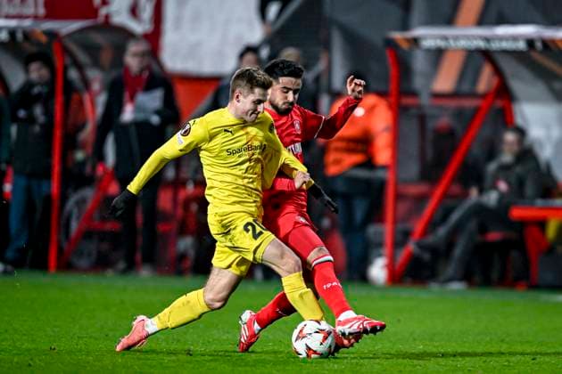 Bodo Glimt midfielder Fredrik Sjovold, FC Twente forward Naci Unuvar, during the match Twente - Bodo Glimt at the Grolsch Veste, FC Twente Stadion for the UEFA Europa League - Knockout phase play-offs - 1st leg season 2024-2025 in ENSCHEDE, Netherlands on 13 februari 2025, (photo by Stefan Koops EYE4images DeFodi Images) Defodi-746_215895