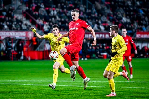 FC Twente defender Gustaf Lagerbielke, during the match Twente - Bodo Glimt at the Grolsch Veste, FC Twente Stadion for the UEFA Europa League - Knockout phase play-offs - 1st leg season 2024-2025 in ENSCHEDE, Netherlands on 13 februari 2025, (photo by Stefan Koops EYE4images DeFodi Images) Defodi-746_215917