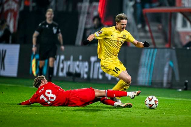FC Twente midfielder Michel Vlap, Bodo Glimt midfielder Ulrik Saltnes, during the match Twente - Bodo Glimt at the Grolsch Veste, FC Twente Stadion for the UEFA Europa League - Knockout phase play-offs - 1st leg season 2024-2025 in ENSCHEDE, Netherlands on 13 februari 2025, (photo by Stefan Koops EYE4images DeFodi Images) Defodi-746_215923