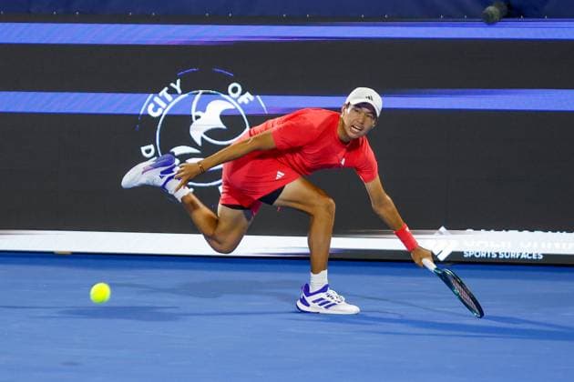 DELRAY BEACH, FL - FEBRUARY 13: Learner Tien (USA) in action at his Round 16 game against Matteo Arnaldi (ITALY) during the Delray Beach Open on Thursday February 13, 2025, at the Delray Beach Stadium & Tennis Center in Delray Beach, Florida.(Photo by Chris Arjoon Icon Sportswire) TENNIS: FEB 13 Delray Beach Open EDITORIAL USE ONLY Icon250213001087