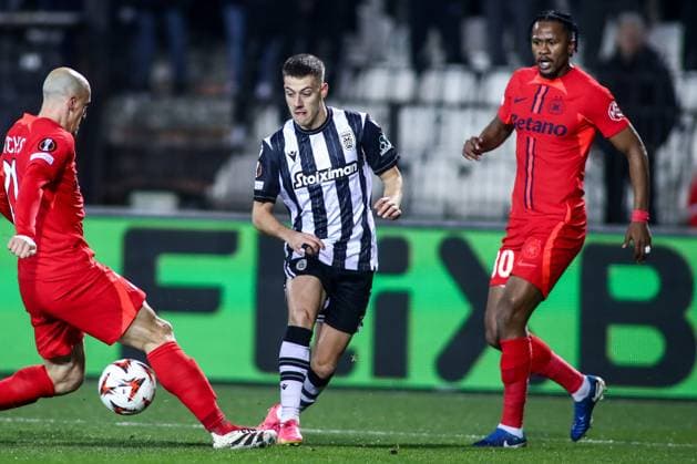 February 13, 2025, Thessaloniki, Greece: PAOK s Giannis Konstantelias (Center) in action during a Europa League knockout phase match between PAOK FC and FC Steaua. Thessaloniki Greece - ZUMAp191 0802077271st Copyright: xGiannisxPapanikosx