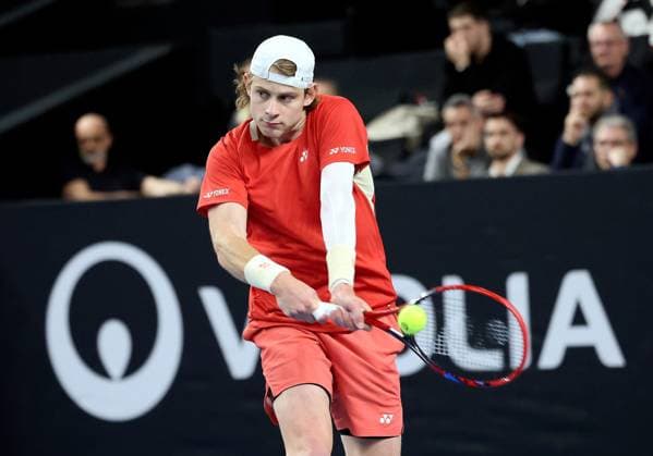 TENNIS OPEN 13 PHOTOPQR LA PROVENCE Nicolas VALLAURI ; Marseille ; 14 02 2025 ; Tournoi de tennis OPEN 13 à Marseille ( ATP, Tennis Herren 250 ) Match du vendredi Match opposant Zizou BERGS ( BEL ) polo rouge à Zhizhen ZHANG ( CHN ) bandana rose Open 13 Provence at the Palais des Sports in Marseille on February 14, 2025