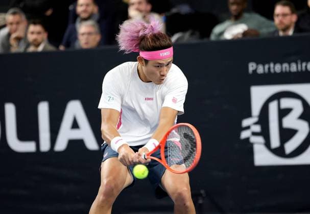 TENNIS OPEN 13 PHOTOPQR LA PROVENCE Nicolas VALLAURI ; Marseille ; 14 02 2025 ; Tournoi de tennis OPEN 13 à Marseille ( ATP, Tennis Herren 250 ) Match du vendredi Match opposant Zizou BERGS ( BEL ) polo rouge à Zhizhen ZHANG ( CHN ) bandana rose Open 13 Provence at the Palais des Sports in Marseille on February 14, 2025