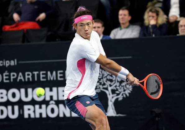 TENNIS OPEN 13 PHOTOPQR LA PROVENCE Nicolas VALLAURI ; Marseille ; 14 02 2025 ; Tournoi de tennis OPEN 13 à Marseille ( ATP, Tennis Herren 250 ) Match du vendredi Match opposant Zizou BERGS ( BEL ) polo rouge à Zhizhen ZHANG ( CHN ) bandana rose Open 13 Provence at the Palais des Sports in Marseille on February 14, 2025
