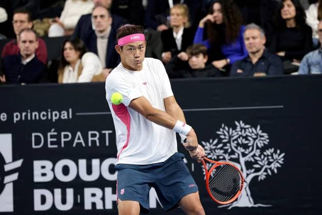 TENNIS OPEN 13 PHOTOPQR LA PROVENCE Nicolas VALLAURI ; Marseille ; 14 02 2025 ; Tournoi de tennis OPEN 13 à Marseille ( ATP, Tennis Herren 250 ) Match du vendredi Match opposant Zizou BERGS ( BEL ) polo rouge à Zhizhen ZHANG ( CHN ) bandana rose Open 13 Provence at the Palais des Sports in Marseille on February 14, 2025