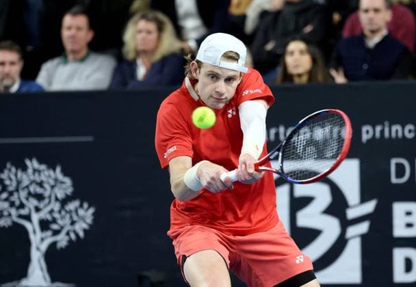 TENNIS OPEN 13 PHOTOPQR LA PROVENCE Nicolas VALLAURI ; Marseille ; 14 02 2025 ; Tournoi de tennis OPEN 13 à Marseille ( ATP, Tennis Herren 250 ) Match du vendredi Match opposant Zizou BERGS ( BEL ) polo rouge à Zhizhen ZHANG ( CHN ) bandana rose Open 13 Provence at the Palais des Sports in Marseille on February 14, 2025