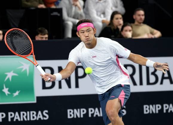TENNIS OPEN 13 PHOTOPQR LA PROVENCE Nicolas VALLAURI ; Marseille ; 14 02 2025 ; Tournoi de tennis OPEN 13 à Marseille ( ATP, Tennis Herren 250 ) Match du vendredi Match opposant Zizou BERGS ( BEL ) polo rouge à Zhizhen ZHANG ( CHN ) bandana rose Open 13 Provence at the Palais des Sports in Marseille on February 14, 2025