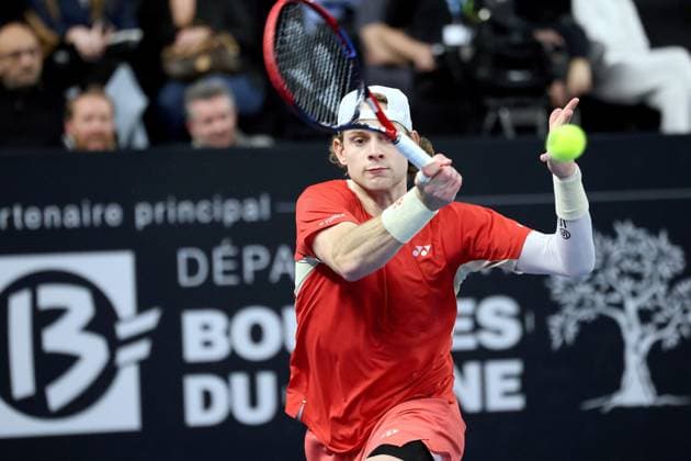 TENNIS OPEN 13 PHOTOPQR LA PROVENCE Nicolas VALLAURI ; Marseille ; 14 02 2025 ; Tournoi de tennis OPEN 13 à Marseille ( ATP, Tennis Herren 250 ) Match du vendredi Match opposant Zizou BERGS ( BEL ) polo rouge à Zhizhen ZHANG ( CHN ) bandana rose Open 13 Provence at the Palais des Sports in Marseille on February 14, 2025