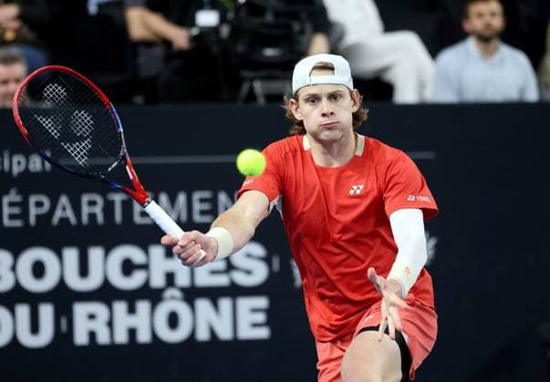 TENNIS OPEN 13 PHOTOPQR LA PROVENCE Nicolas VALLAURI ; Marseille ; 14 02 2025 ; Tournoi de tennis OPEN 13 à Marseille ( ATP, Tennis Herren 250 ) Match du vendredi Match opposant Zizou BERGS ( BEL ) polo rouge à Zhizhen ZHANG ( CHN ) bandana rose Open 13 Provence at the Palais des Sports in Marseille on February 14, 2025