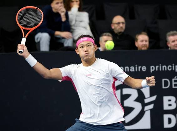TENNIS OPEN 13 PHOTOPQR LA PROVENCE Nicolas VALLAURI ; Marseille ; 14 02 2025 ; Tournoi de tennis OPEN 13 à Marseille ( ATP, Tennis Herren 250 ) Match du vendredi Match opposant Zizou BERGS ( BEL ) polo rouge à Zhizhen ZHANG ( CHN ) bandana rose Open 13 Provence at the Palais des Sports in Marseille on February 14, 2025