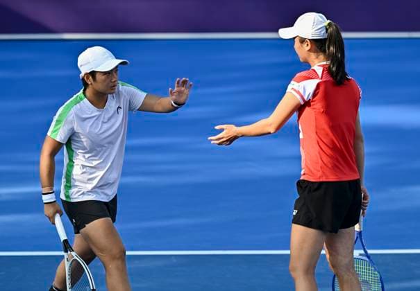 (250214) -- DOHA, Feb. 14, 2025 -- Jiang Xinyu (L) of China Wu Fang-Hsien of Chinese Taipei react during women s doubles semi-final match between Jiang Xinyu of China Wu Fang-Hsien of Chinese Taipei and Beatriz Haddad Maia of Brazil Laura Siegemund of Germany at the WTA, Tennis Damen Qatar Open tennis tournament in Doha, Qatar, on Feb. 14, 2025. (Photo by Xinhua) (SP)QATAR-DOHA-WTA-QATAR OPEN 2025-SEMIFINAL Nikku 