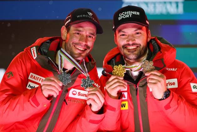 ALPINE SKIING - FIS Ski WC Saalbach 2025 SAALBACH,AUSTRIA,14.FEB.25 - ALPINE SKIING - FIS Alpine World Ski Championships Saalbach 2025, giant slalom, men, medal plaza, award ceremony. Image shows the rejoicing of Thomas Tumler (SUI) and Loic Meillard (SUI). Keywords: medal.  GEPAxpictures xThomasxBachun