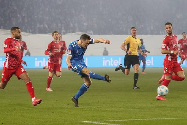 14.02.2025, xgox, Fussball 2. Bundesliga, 1. FC Magdeburg - 1. FC Koeln emspor, v.l. Martijn Kaars (Magdeburg, 9) schiesst den Ball aufs Tor, Torschuss, Schuss (DFL DFB REGULATIONS PROHIBIT ANY USE OF PHOTOGRAPHS as IMAGE SEQUENCES and or QUASI-VIDEO) Magdeburg