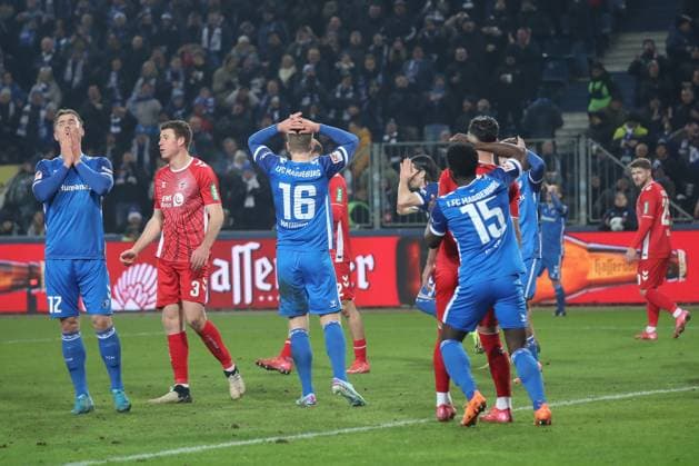 14.02.2025, xgox, Fussball 2. Bundesliga, 1. FC Magdeburg - 1. FC Koeln emspor, v.l. Magdeburg nach Abseits Tor enttaeuscht, enttäuscht, schaut enttaeuscht, niedergeschlagen, disappointed (DFL DFB REGULATIONS PROHIBIT ANY USE OF PHOTOGRAPHS as IMAGE SEQUENCES and or QUASI-VIDEO) Magdeburg