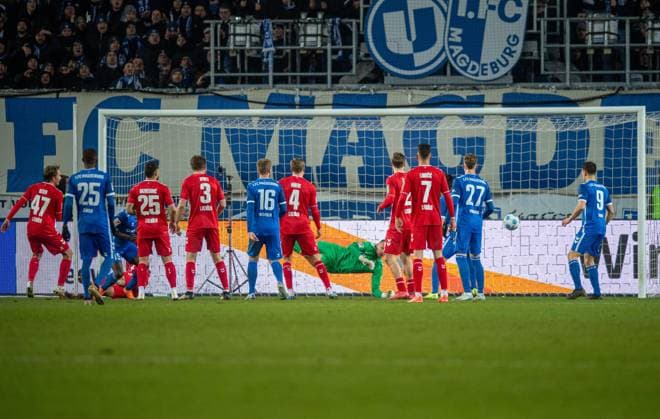 Fussball, Herren, Saison 2024 2025, 2. Bundesliga (22. Spieltag), 1. FC Magdeburg - 1. FC Köln, v.l. Daniel Heber (1. FC Magdeburg) erzielt das Tor zum 1:0 gegen Torhüter Marvin Schwäbe (1. FC Köln), 14.02. 2025,