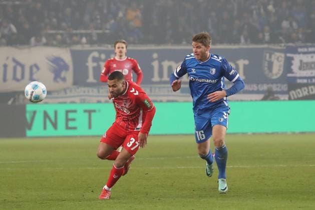 14.02.2025, xgox, Fussball 2. Bundesliga, 1. FC Magdeburg - 1. FC Koeln emspor, v.l. Linton Maina (Koeln, 37), Marcus Mathisen (Magdeburg, 16) (DFL DFB REGULATIONS PROHIBIT ANY USE OF PHOTOGRAPHS as IMAGE SEQUENCES and or QUASI-VIDEO) Magdeburg