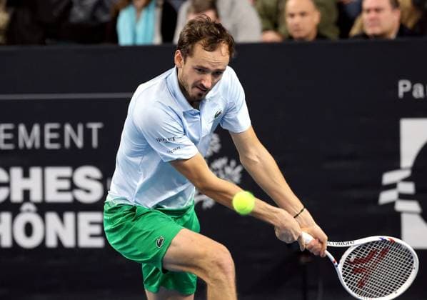 OPEN 13 Tennis PHOTOPQR LA PROVENCE Nicolas VALLAURI ; Marseille ; 14 02 2025 ; Tournoi de tennis OPEN 13 à Marseille ( ATP, Tennis Herren 250 ) Match du vendredi Match opposant Daniil MEDVEDEV short vert à Jan Lennard STRUFF ( GER ) casquette blanche Open 13 Provence at the Palais des Sports in Marseille on February 14, 2025 Marseille BdR France  Copyright: xPHOTOPQR LAxPROVENCE MAXPPPxNicolasxVALLAURIx 20250214PVL1553 20250214PVL1553