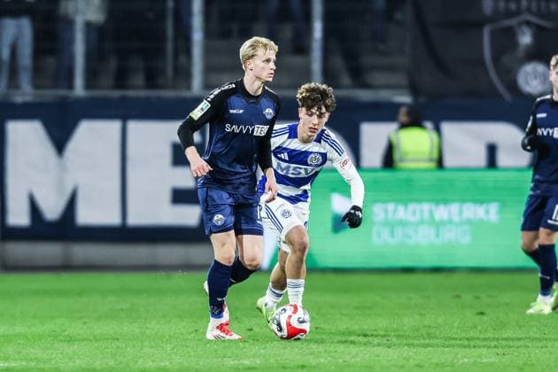 Fussball, Regionalliga West Saison 2024 2025 22.Spieltag MSV Duisburg - SC Paderborn U21, U 21 14.02.2025, schauinsland-reisen-arena Anton Bäuerle (SC Paderborn U21, 14) Simon Symalla (MSV Duisburg, 23) Duisburg schauinsland-reisen-arena Nordrhein-Westfahlen Deutschland *** Sports, Football, Regionalliga West Season 2024 2025 22 Matchday MSV Duisburg SC Paderborn U21 14 02 2025, schauinsland reisen arena Anton Bäuerle SC Paderborn U21, 14 Simon Symalla MSV Duisburg, 23 Duisburg schauinsland reisen arena Nordrhein Westfahlen Germany