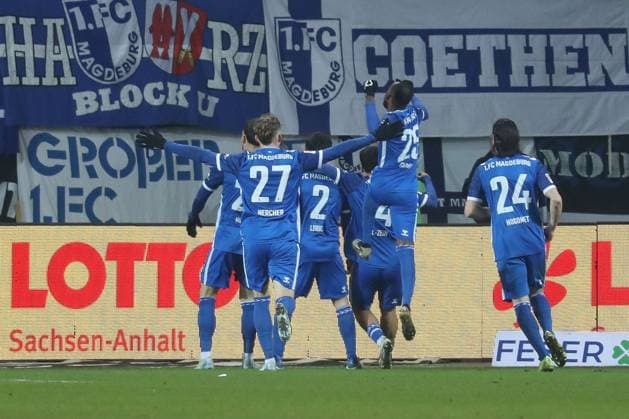 14.02.2025, xgox, Fussball 2. Bundesliga, 1. FC Magdeburg - 1. FC Koeln emspor, v.l. Magdeburg nach Tor zum 3:0 durch Samuel Loric (Magdeburg, 2) Jubel, Torjubel, jubelt ueber das Tor, celebrate the goal, celebration (DFL DFB REGULATIONS PROHIBIT ANY USE OF PHOTOGRAPHS as IMAGE SEQUENCES and or QUASI-VIDEO) Magdeburg