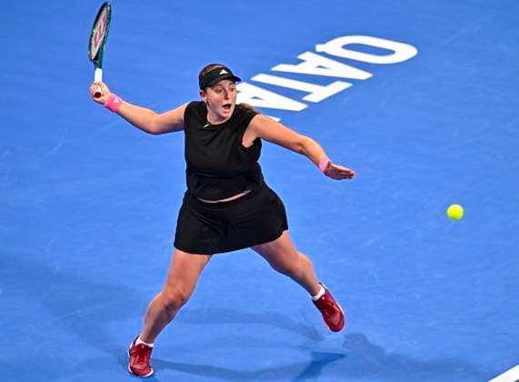 QATAR TOTALENERGIES OPEN - SEMI-FINAL Jelena Ostapenko of Latvia competes in her semi-final match against Iga Swiatek of Poland during the WTA, Tennis Damen Qatar TotalEnergies Open 2025 tennis tournament at the Khalifa International Tennis Complex in Doha, Qatar, on February 14, 2025. DOHA Qatar Copyright: xx