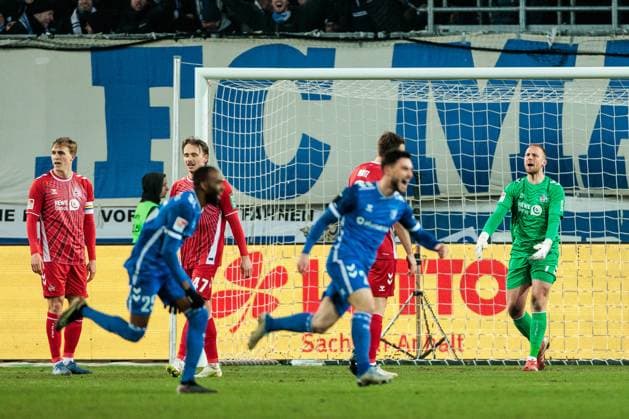 2. Fußball Bundesliga, 1. FC Magdeburg - 1. FC Köln; 14.02.2025 Marvin Schwäbe (1. FC Köln, 1) reagierst wütend, frustriert nach dem 3:0 durch Samuel Loric (1. FC Magdeburg, 2) 2. Fußball Bundesliga, 1. FC Magdeburg - 1. FC Köln, Magdeburg, Avnet Arena am 14.02.2025 DFL REGULATIONS PROHIBIT ANY USE OF PHOTOGRAPHS AS IMAGE SEQUENCES AND OR QUASI-VIDEO.