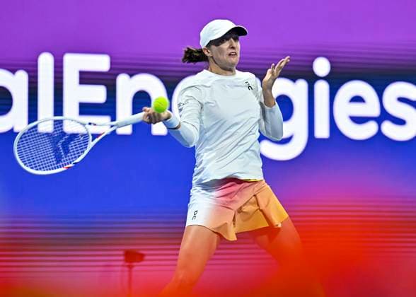 QATAR TOTALENERGIES OPEN - SEMI-FINAL Iga Swiatek of Poland competes in her semi-final match against Jelena Ostapenko of Latvia during the WTA, Tennis Damen Qatar TotalEnergies Open 2025 tennis tournament at the Khalifa International Tennis Complex in Doha, Qatar, on February 14, 2025. DOHA Qatar Copyright: xx