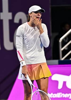 Sport Bilder des Tages QATAR TOTALENERGIES OPEN - SEMI-FINAL Iga Swiatek of Poland competes in her semi-final match against Jelena Ostapenko of Latvia during the WTA, Tennis Damen Qatar TotalEnergies Open 2025 tennis tournament at the Khalifa International Tennis Complex in Doha, Qatar, on February 14, 2025. DOHA Qatar Copyright: xx