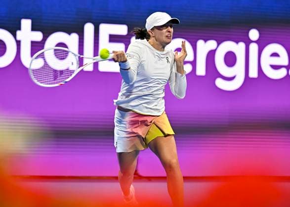 QATAR TOTALENERGIES OPEN - SEMI-FINAL Iga Swiatek of Poland competes in her semi-final match against Jelena Ostapenko of Latvia during the WTA, Tennis Damen Qatar TotalEnergies Open 2025 tennis tournament at the Khalifa International Tennis Complex in Doha, Qatar, on February 14, 2025. DOHA Qatar Copyright: xx
