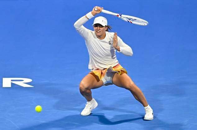 QATAR TOTALENERGIES OPEN - SEMI-FINAL Iga Swiatek of Poland competes in her semi-final match against Jelena Ostapenko of Latvia during the WTA, Tennis Damen Qatar TotalEnergies Open 2025 tennis tournament at the Khalifa International Tennis Complex in Doha, Qatar, on February 14, 2025. DOHA Qatar Copyright: xx