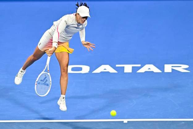 QATAR TOTALENERGIES OPEN - SEMI-FINAL Iga Swiatek of Poland competes in her semi-final match against Jelena Ostapenko of Latvia during the WTA, Tennis Damen Qatar TotalEnergies Open 2025 tennis tournament at the Khalifa International Tennis Complex in Doha, Qatar, on February 14, 2025. DOHA Qatar Copyright: xx
