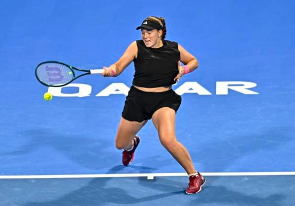 QATAR TOTALENERGIES OPEN - SEMI-FINAL Jelena Ostapenko of Latvia competes in her semi-final match against Iga Swiatek of Poland during the WTA, Tennis Damen Qatar TotalEnergies Open 2025 tennis tournament at the Khalifa International Tennis Complex in Doha, Qatar, on February 14, 2025. DOHA Qatar Copyright: xx