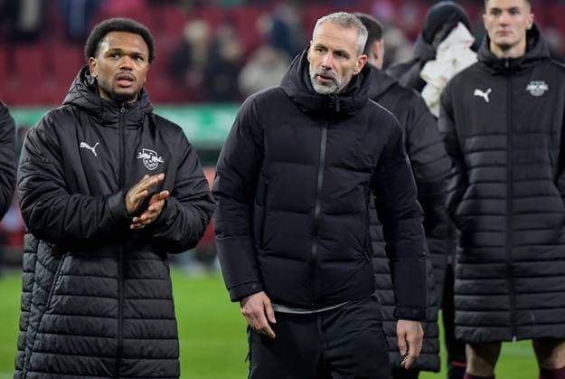 14.02.2025, xemx, Fussball 1.Bundesliga, FC Augsburg - RB Leipzig v.l. Mannschaft, Spieler, enttaeuscht, enttaeuscht schauend nach Spielende, dissapointed at the end of the match Cheftrainer Marco Rose (RB Leipzig) (DFL DFB REGULATIONS PROHIBIT ANY USE OF PHOTOGRAPHS as IMAGE SEQUENCES and or QUASI-VIDEO) Augsburg