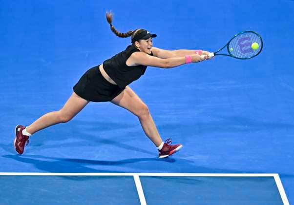 (250215) -- DOHA, Feb. 15, 2025 -- Jelena Ostapenko hits a return during the women s singles semi-final match between Iga Swiatek of Poland and Jelena Ostapenko of Latvia at the WTA, Tennis Damen Qatar Open tennis tournament in Doha, Qatar, on Feb. 14, 2025. (Photo by Xinhua) (SP)QATAR-DOHA-WTA-QATAR OPEN 2025-WOMEN S SEMIFINAL Nikku 