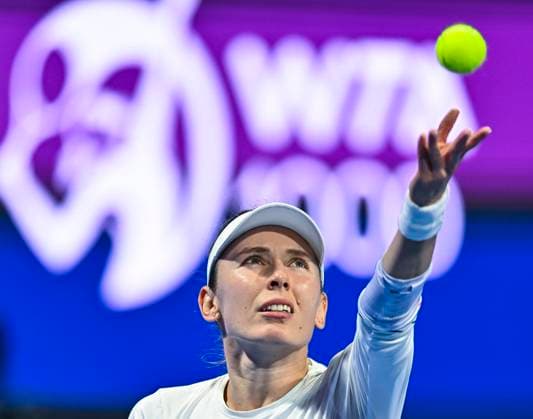 (250215) -- DOHA, Feb. 15, 2025 -- Ekaterina Alexandrova serves during women s singles semifinal match between Amanda Anisimova of the United States and Ekaterina Alexandrova of Russia at the WTA, Tennis Damen Qatar Open tennis tournament in Doha, Qatar, on Feb. 14, 2025. (Photo by Xinhua) (SP)QATAR-DOHA-WTA QATAR OPEN 2025-WOMEN S SEMIFINAL Nikku 