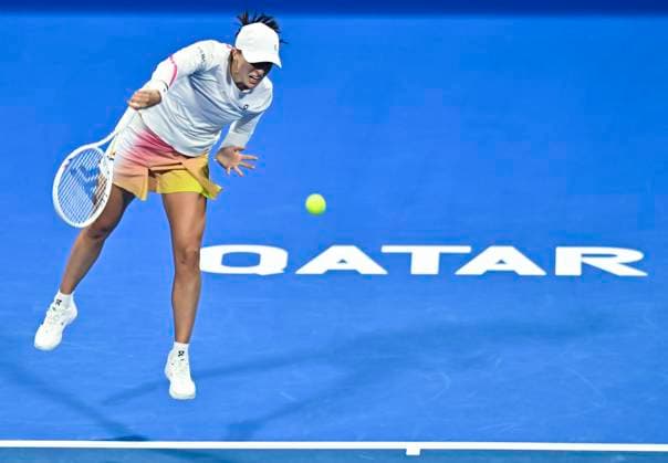 (250215) -- DOHA, Feb. 15, 2025 -- Iga Swiatek serves during the women s singles semi-final match between Iga Swiatek of Poland and Jelena Ostapenko of Latvia at the WTA, Tennis Damen Qatar Open tennis tournament in Doha, Qatar, on Feb. 14, 2025. (Photo by Xinhua) (SP)QATAR-DOHA-WTA-QATAR OPEN 2025-WOMEN S SEMIFINAL Nikku 