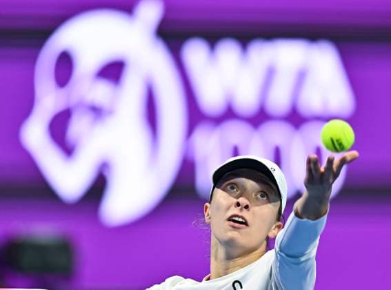 Sport Bilder des Tages (250215) -- DOHA, Feb. 15, 2025 -- Iga Swiatek serves during the women s singles semi-final match between Iga Swiatek of Poland and Jelena Ostapenko of Latvia at the WTA, Tennis Damen Qatar Open tennis tournament in Doha, Qatar, on Feb. 14, 2025. (Photo by Xinhua) (SP)QATAR-DOHA-WTA-QATAR OPEN 2025-WOMEN S SEMIFINAL Nikku 