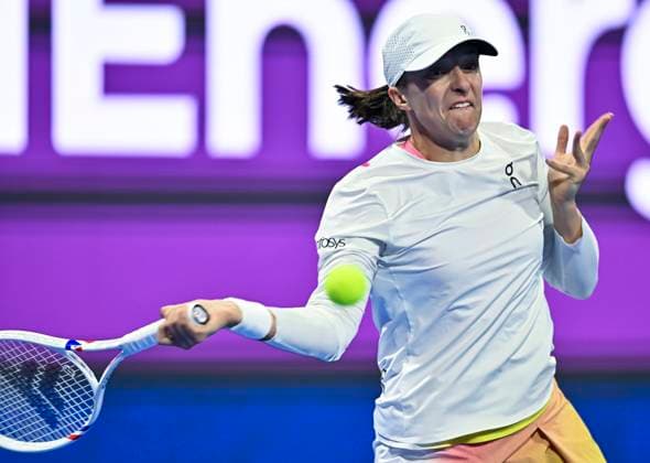 (250215) -- DOHA, Feb. 15, 2025 -- Iga Swiatek hits a return during the women s singles semi-final match between Iga Swiatek of Poland and Jelena Ostapenko of Latvia at the WTA, Tennis Damen Qatar Open tennis tournament in Doha, Qatar, on Feb. 14, 2025. (Photo by Xinhua) (SP)QATAR-DOHA-WTA-QATAR OPEN 2025-WOMEN S SEMIFINAL Nikku 
