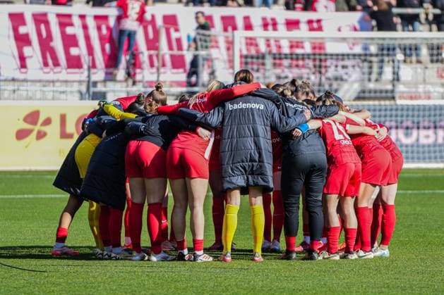 FBL: SC Freiburg vs. 1. FC Köln Manschaftskreis des SC Freiburg vor dem Spiel FBL: SC Freiburg vs. 1. FC Köln, Dreisamstadion Freiburg, Samstag 15.02.2025 Copyright: xBEAUTIFULxSPORTS Boscox