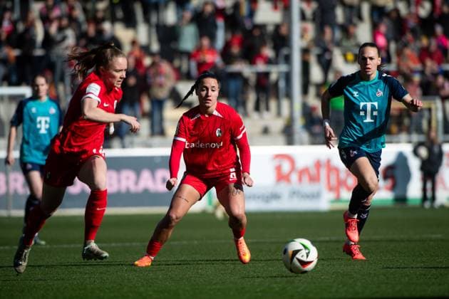Selina Vobian (SC Freiburg, 08) am Ball, davor Annabel Schasching (SC Freiburg, 19), GER, SC Freiburg vs 1. FC Koeln, Fussball Google Pixel Frauen Bundesliga, 15. Spieltag, Saison 2024 2025, 15.02.2025 DFB regulations prohibit any use of photographs as image sequences and or quasi-video GER, SC Freiburg vs 1. FC Koeln, Fussball Google Pixel Frauen Bundesliga, 15. Spieltag, Saison 2024 2025, 15.02.2025 Freiburg Copyright: xEibner-Pressefoto Memmlerx EP_MMR