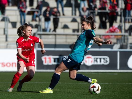 Lisa Kolb (SC Freiburg, 18) im Zweikampf mit Martyna Wiankowska (FC Koeln, 26), GER, SC Freiburg vs 1. FC Koeln, Fussball Google Pixel Frauen Bundesliga, 15. Spieltag, Saison 2024 2025, 15.02.2025 DFB regulations prohibit any use of photographs as image sequences and or quasi-video GER, SC Freiburg vs 1. FC Koeln, Fussball Google Pixel Frauen Bundesliga, 15. Spieltag, Saison 2024 2025, 15.02.2025 Freiburg Copyright: xEibner-Pressefoto Memmlerx EP_MMR