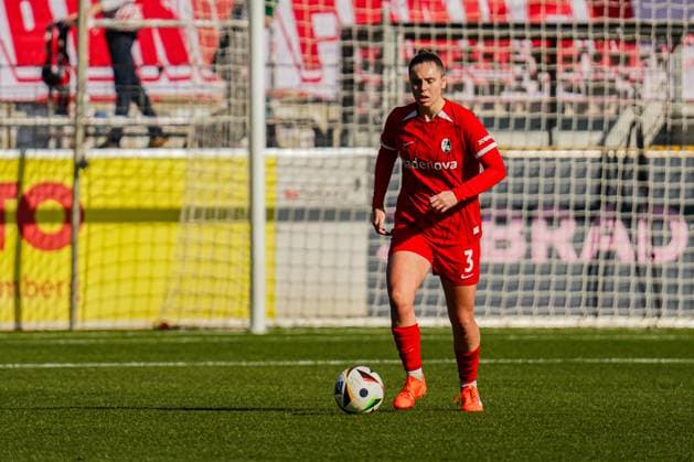FBL: SC Freiburg vs. 1. FC Köln Alina Axtmann (SC Freiburg 3) FBL: SC Freiburg vs. 1. FC Köln, Dreisamstadion Freiburg, Samstag 15.02.2025 DFB DFL REGULATIONS PROHIBIT ANY USE OF PHOTOGRAPHS AS IMAGE SEQUENCES AND OR QUASI-VIDEO. Copyright: xBEAUTIFULxSPORTS Boscox