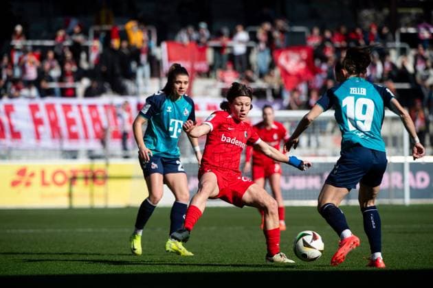 Alicia Sophie Gudorf (SC Freiburg, 26) im Zweikampf mit Dora Zeller (FC Koeln, 19), Martyna Wiankowska (FC Koeln, 26) , GER, SC Freiburg vs 1. FC Koeln, Fussball Google Pixel Frauen Bundesliga, 15. Spieltag, Saison 2024 2025, 15.02.2025 DFB regulations prohibit any use of photographs as image sequences and or quasi-video GER, SC Freiburg vs 1. FC Koeln, Fussball Google Pixel Frauen Bundesliga, 15. Spieltag, Saison 2024 2025, 15.02.2025 Freiburg Copyright: xEibner-Pressefoto Memmlerx EP_MMR
