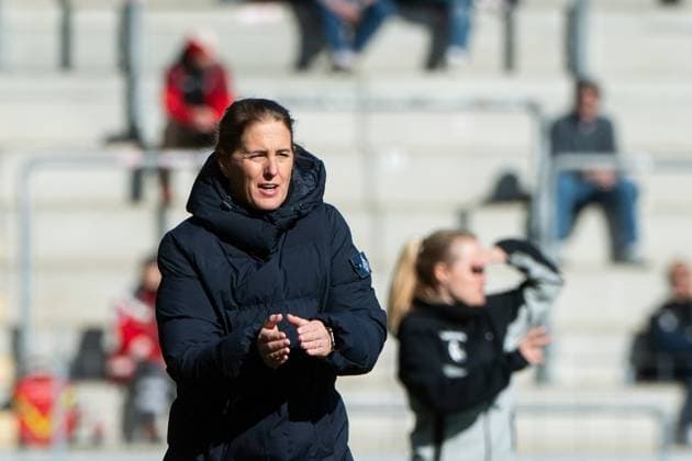 Britta Carlson (FC Koeln, Trainer), dahinter Theresa Merk (SC Freiburg, Trainer), GER, SC Freiburg vs 1. FC Koeln, Fussball Google Pixel Frauen Bundesliga, 15. Spieltag, Saison 2024 2025, 15.02.2025 DFB regulations prohibit any use of photographs as image sequences and or quasi-video GER, SC Freiburg vs 1. FC Koeln, Fussball Google Pixel Frauen Bundesliga, 15. Spieltag, Saison 2024 2025, 15.02.2025 Freiburg Copyright: xEibner-Pressefoto Memmlerx EP_MMR