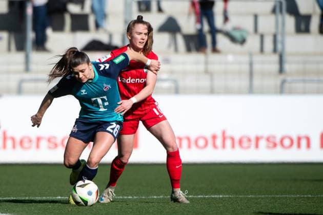Martyna Wiankowska (FC Koeln, 26) im Zweikampf mit Lisa Kolb (SC Freiburg, 18), GER, SC Freiburg vs 1. FC Koeln, Fussball Google Pixel Frauen Bundesliga, 15. Spieltag, Saison 2024 2025, 15.02.2025 DFB regulations prohibit any use of photographs as image sequences and or quasi-video GER, SC Freiburg vs 1. FC Koeln, Fussball Google Pixel Frauen Bundesliga, 15. Spieltag, Saison 2024 2025, 15.02.2025 Freiburg Copyright: xEibner-Pressefoto Memmlerx EP_MMR