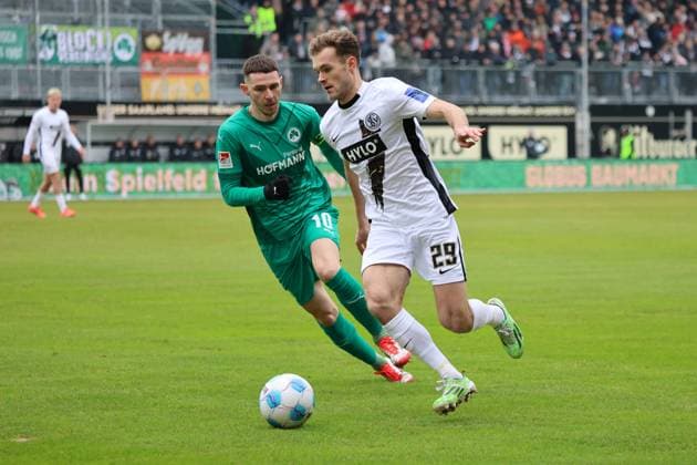 15.02.2025, Fussball, Herren, 2. Bundesliga, Saison 2024 2025, SV 07 Elversberg - SpVgg Greuther Fürth, Tom Zimmerschied (SV 07 Elversberg), Branimir Hrgota (SpVgg Greuther Fürth) Elversberg Ursapharm-Arena an der Kaiserlinde Saarland Deutschland (DE)