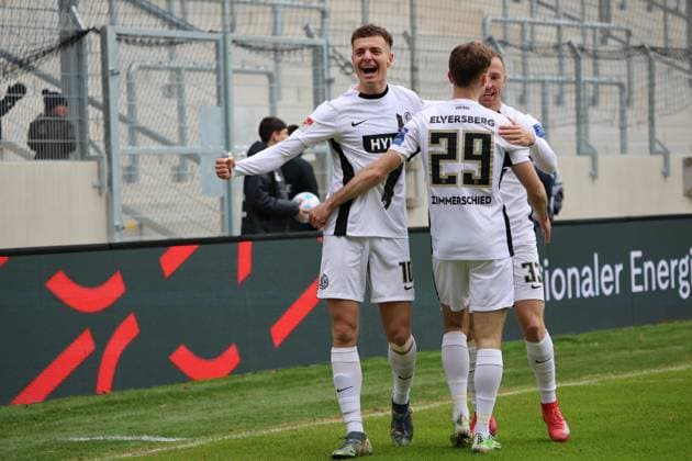 15.02.2025, Fussball, Herren, 2. Bundesliga, Saison 2024 2025, SV 07 Elversberg - SpVgg Greuther Fürth, Torjubel zum 1:0, Torschütze: Fisnik Asllani (SV 07 Elversberg) Elversberg Ursapharm-Arena an der Kaiserlinde Saarland Deutschland (DE)