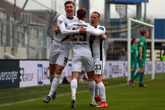 15.02.2025, xrekx, Fussball 2.Bundesliga, SV Elversberg - SpVgg Greuther Fuerth v.l. Torjubel nach dem Tor zum 1:0celebrating the goal celebrate durch Fisnik Asllani (SV 07 Elversberg) (DFL DFB REGULATIONS PROHIBIT ANY USE OF PHOTOGRAPHS as IMAGE SEQUENCES and or QUASI-VIDEO) Elversberg