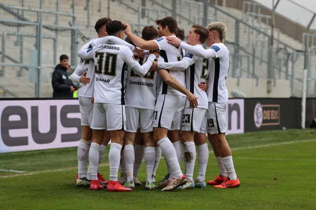 15.02.2025, Fussball, Herren, 2. Bundesliga, Saison 2024 2025, SV 07 Elversberg - SpVgg Greuther Fürth, Torjubel zum 1:0, Torschütze: Fisnik Asllani (SV 07 Elversberg) Elversberg Ursapharm-Arena an der Kaiserlinde Saarland Deutschland (DE)