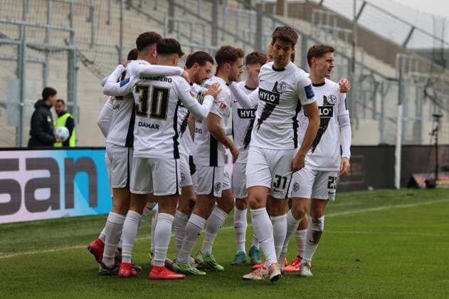 15.02.2025, Fussball, Herren, 2. Bundesliga, Saison 2024 2025, SV 07 Elversberg - SpVgg Greuther Fürth, Torjubel zum 1:0, Torschütze: Fisnik Asllani (SV 07 Elversberg) Elversberg Ursapharm-Arena an der Kaiserlinde Saarland Deutschland (DE)